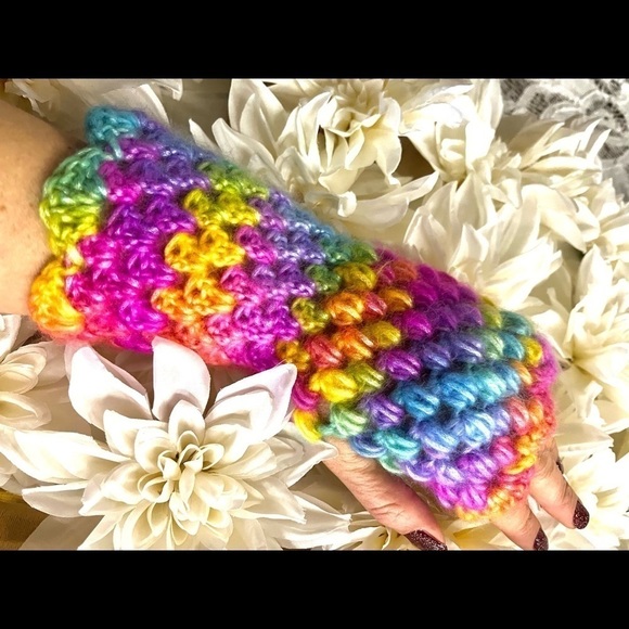 𝅺CROWN EAR WARMER AND FINGERLESS GLOVES SET - Picture 10 of 11